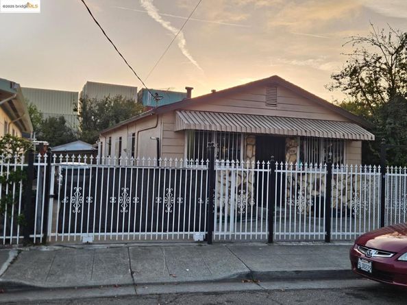 9821 E St, Oakland CA 94503