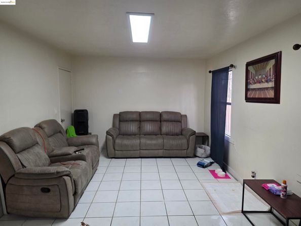 9821 E St, Oakland CA 94503