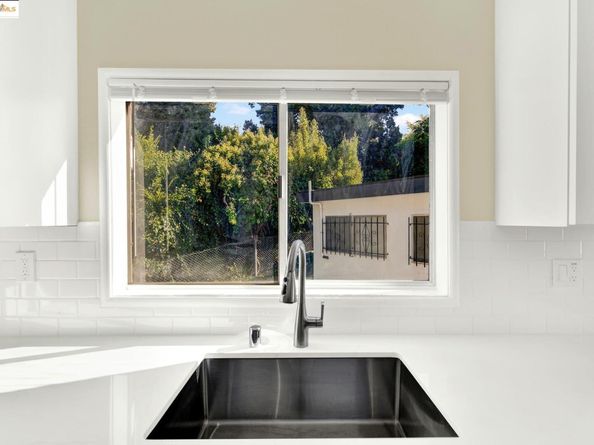 2106 Woodbine Ave, Oakland CA 94602