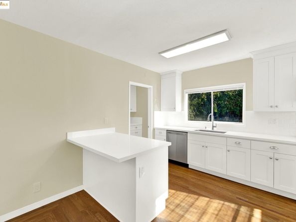 2106 Woodbine Ave, Oakland CA 94602