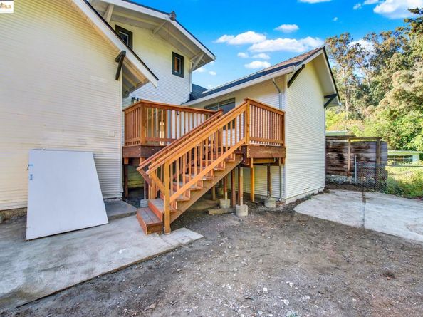 2106 Woodbine Ave, Oakland CA 94602