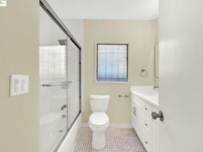 2106 Woodbine Ave, Oakland CA 94602