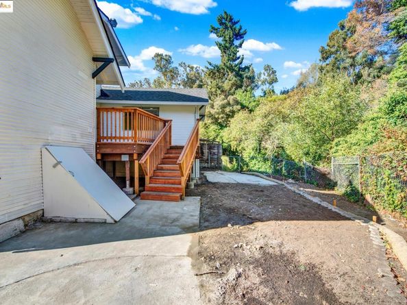 2106 Woodbine Ave, Oakland CA 94602
