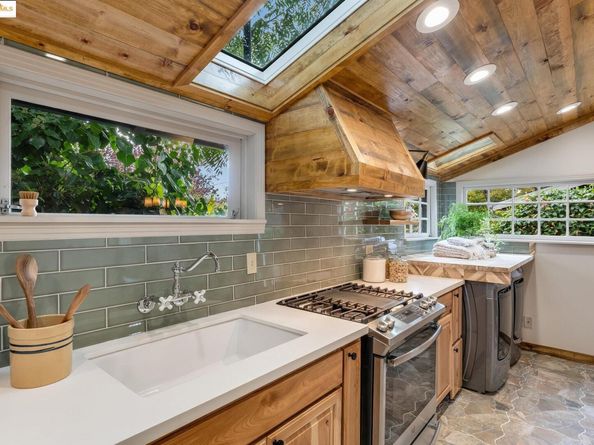 2222 Carleton St, Berkeley CA 94704