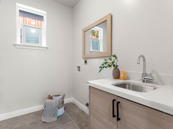 6868 Moore Dr, Oakland CA 94611