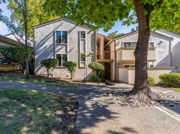 385 Camelback Rd