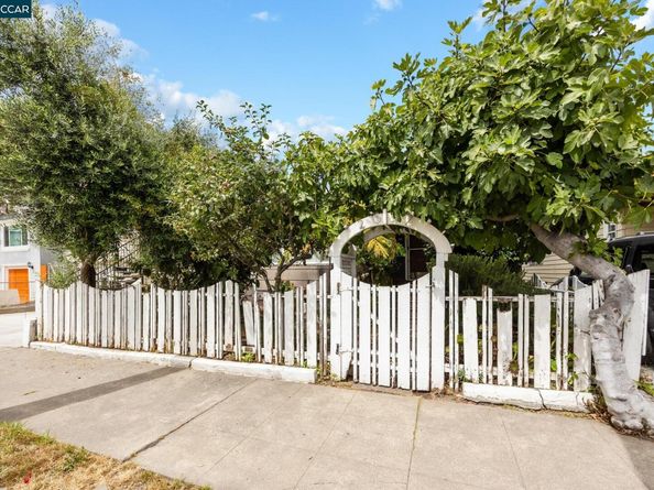 2637 Chestnut St, Oakland CA 94607