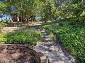 135 Canon Dr, Orinda CA 94563