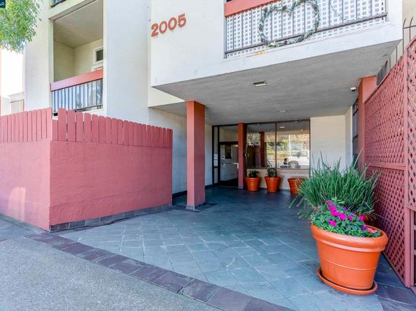 2005 Pleasant Valley Ave 103, Oakland CA 94611