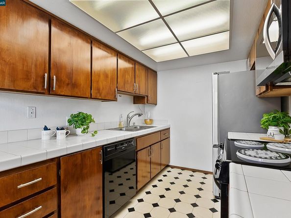 1383 Hull Ln, Martinez CA 94553