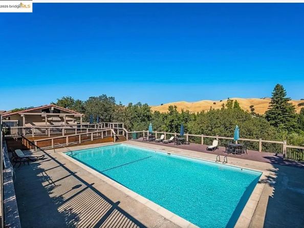 15 Long Creek Cir, Clayton CA 94517