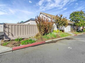 15 Long Creek Cir, Clayton CA 94517