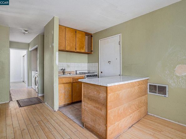 5860 Leona St, Oakland CA 94605