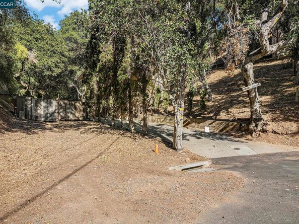 5860 Leona St, Oakland CA 94605