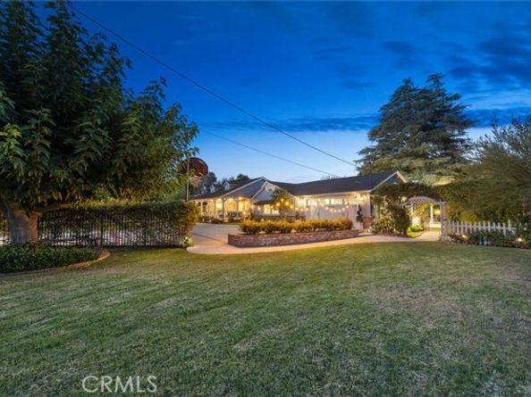8536 Oak Park Avenue, Northridge (los Angeles) CA 91325