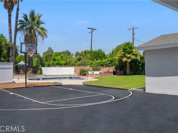 19377 Halsted Street, Northridge (los Angeles) CA 91324