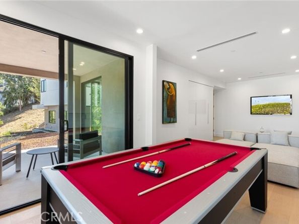 5134 Medina Road, Woodland Hills (los Angeles) CA 91364
