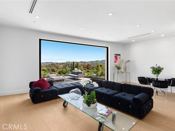 5134 Medina Road, Woodland Hills (los Angeles) CA 91364
