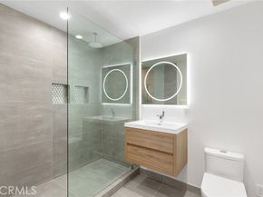 5134 Medina Road, Woodland Hills (los Angeles) CA 91364
