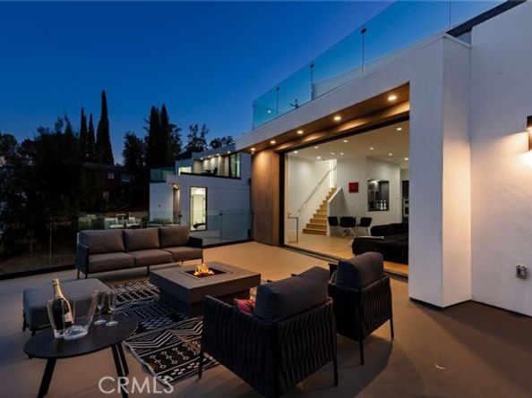 5134 Medina Road, Woodland Hills (los Angeles) CA 91364