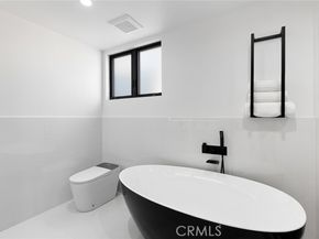 5134 Medina Road, Woodland Hills (los Angeles) CA 91364