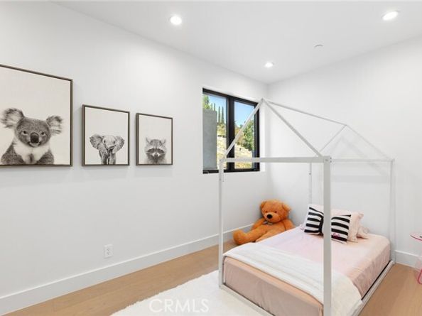 5134 Medina Road, Woodland Hills (los Angeles) CA 91364