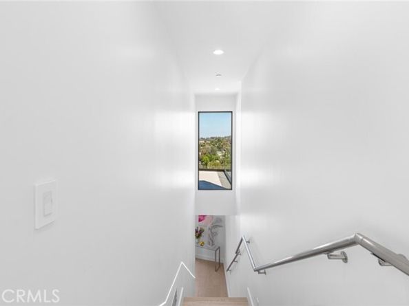 5134 Medina Road, Woodland Hills (los Angeles) CA 91364