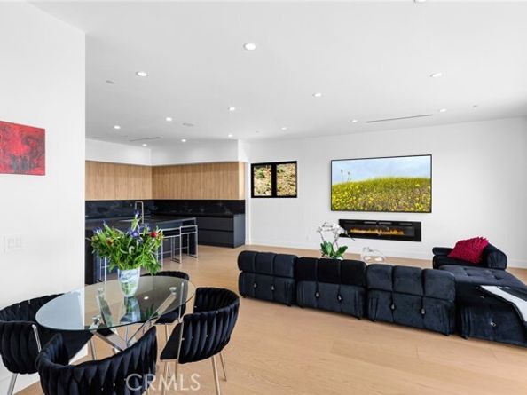 5134 Medina Road, Woodland Hills (los Angeles) CA 91364