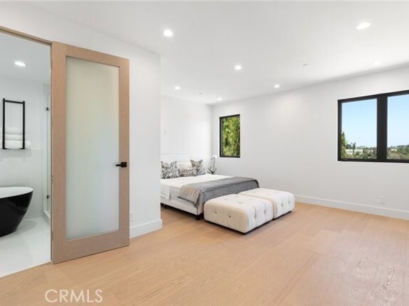 5134 Medina Road, Woodland Hills (los Angeles) CA 91364