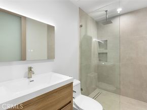 5134 Medina Road, Woodland Hills (los Angeles) CA 91364
