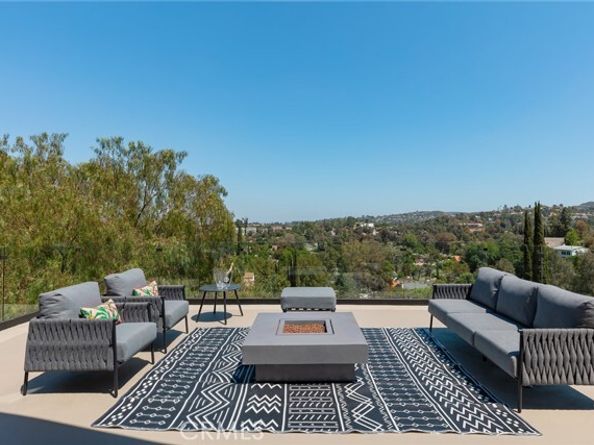 5134 Medina Road, Woodland Hills (los Angeles) CA 91364