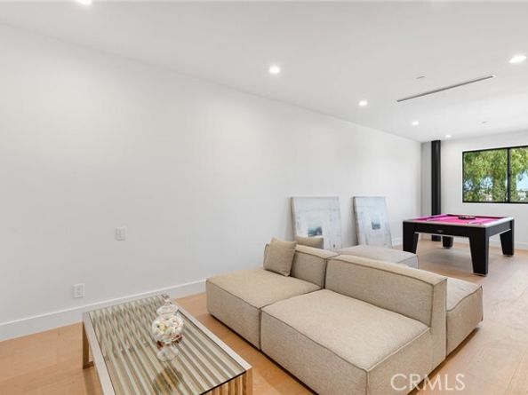 5134 Medina Road, Woodland Hills (los Angeles) CA 91364