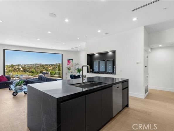 5134 Medina Road, Woodland Hills (los Angeles) CA 91364