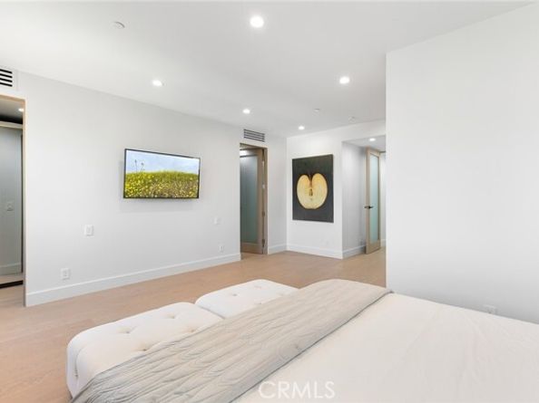 5134 Medina Road, Woodland Hills (los Angeles) CA 91364