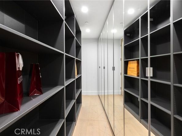 5134 Medina Road, Woodland Hills (los Angeles) CA 91364