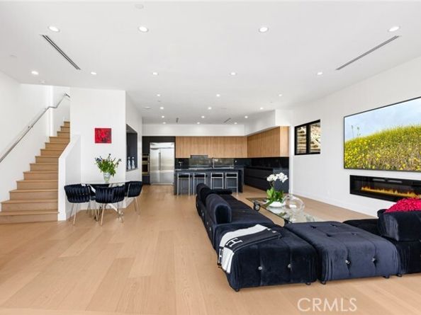 5134 Medina Road, Woodland Hills (los Angeles) CA 91364