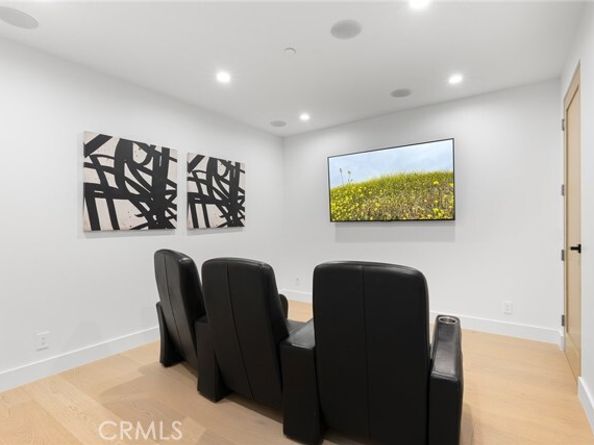 5134 Medina Road, Woodland Hills (los Angeles) CA 91364