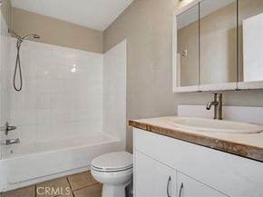 18350 Hatteras 123, Tarzana (los Angeles) CA 91356