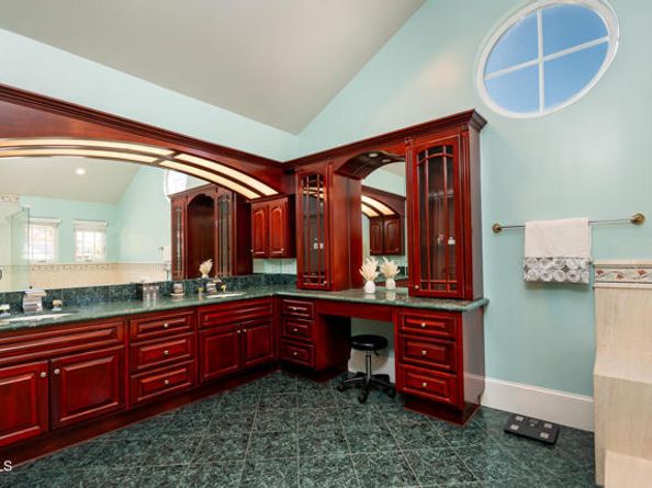 1075 E Tujunga Avenue, Burbank CA 91501