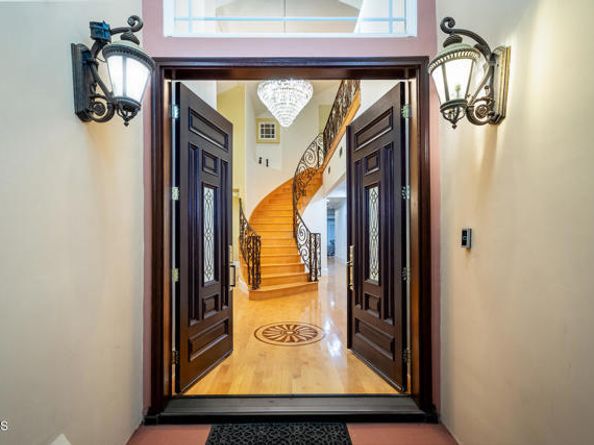 1075 E Tujunga Avenue, Burbank CA 91501