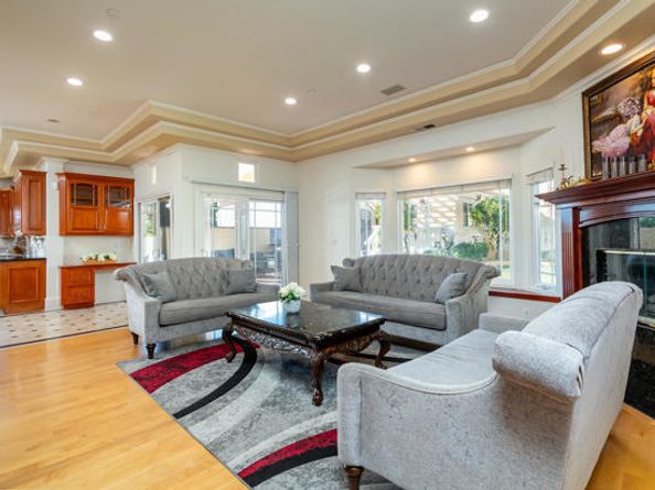 1075 E Tujunga Avenue, Burbank CA 91501