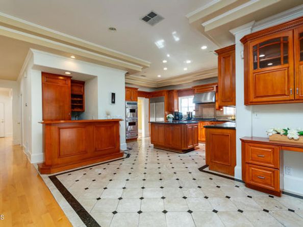 1075 E Tujunga Avenue, Burbank CA 91501