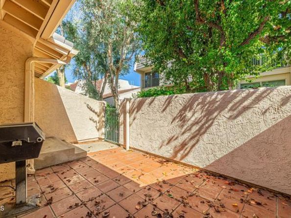 22239 Erwin Street, Woodland Hills (los Angeles) CA 91367