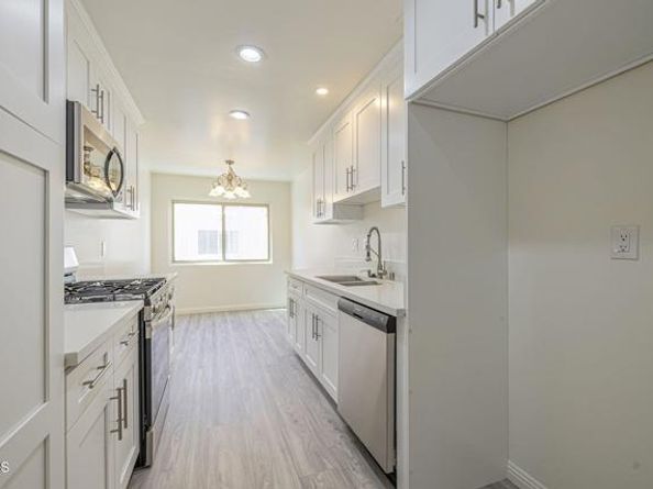 22239 Erwin Street, Woodland Hills (los Angeles) CA 91367
