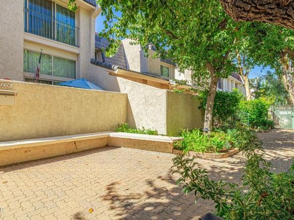 22239 Erwin Street, Woodland Hills (los Angeles) CA 91367