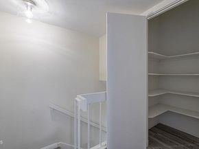 22239 Erwin Street, Woodland Hills (los Angeles) CA 91367