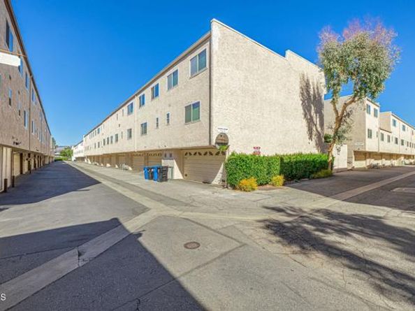 22239 Erwin Street, Woodland Hills (los Angeles) CA 91367