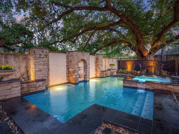 2105 Del Monte Drive, Houston TX 77019