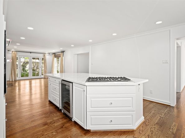 2105 Del Monte Drive, Houston TX 77019