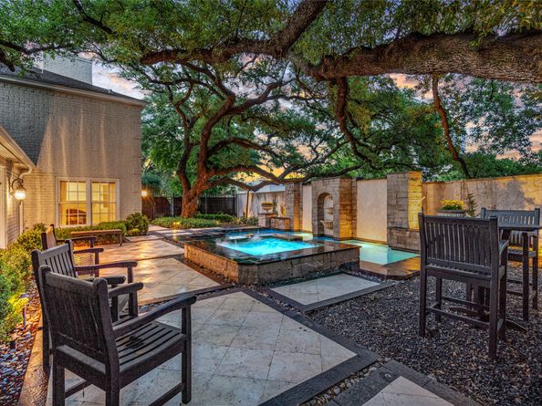 2105 Del Monte Drive, Houston TX 77019